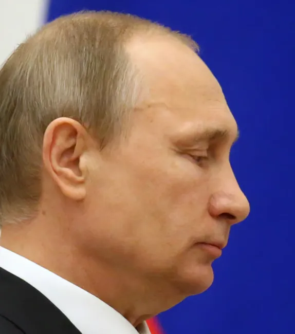 putin's ears are a bit less defined around the edges aka smoother. he also has a jaw misalignment due to tmj